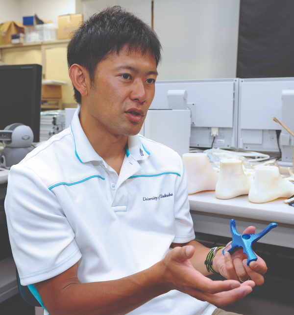 Osamu worked directly with Olympic fencers to develop
customized hilts for each athlete.