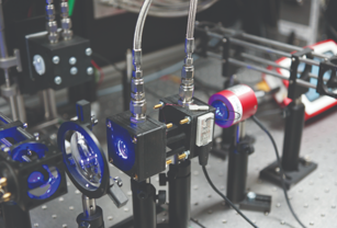 The design of the optic cell allows the integration of different acoustic detectors for comparison.