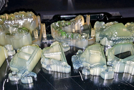 3d printed dental implants on tray. 