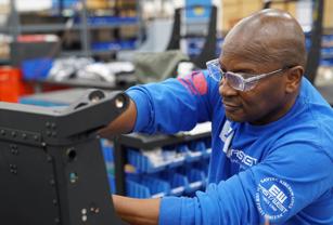 Worker with 3D printer