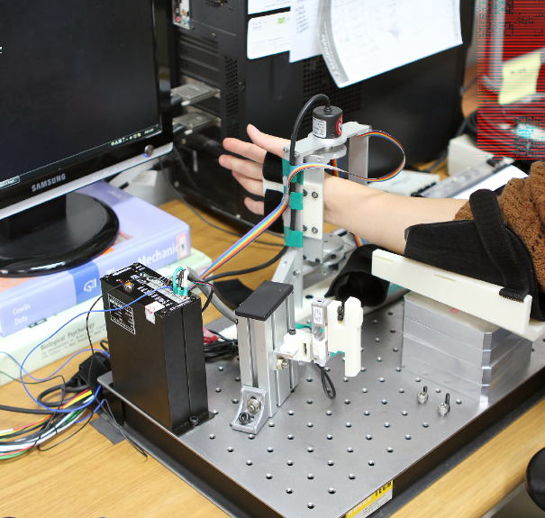 Professor Kim and researchers 3D printed prototypes of the
skeleton and different smaller components of the auxiliary
device, including gears, cogs, hinges and diagnostic tips.