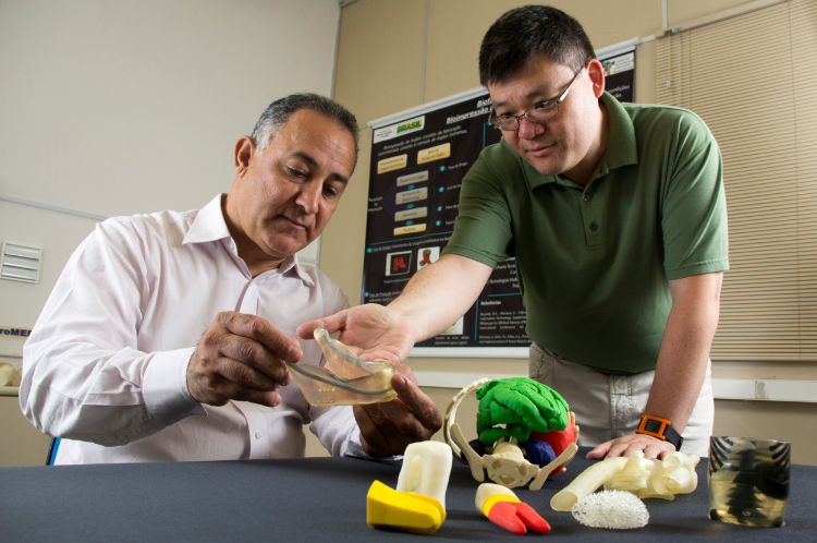 Jorge Vicente Lopes da Silva and Peter Yoshito Noritomi of
Renato Archer used both FDM and PolyJet 3D printers to
develop medical applications.