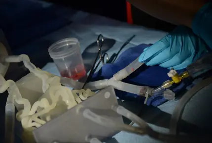 doctors-practicing-with-3d-printed-blood