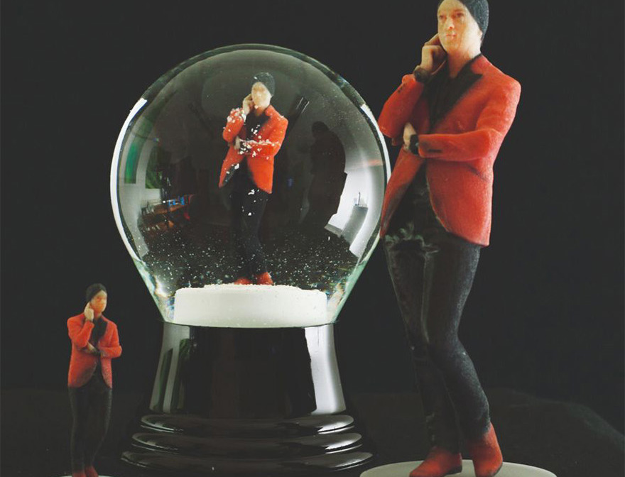 Snow globe figures are encased in a glass sphere — magnifying the small figures and showing every detail. The J750 allows precise edges, vivid color definition, and smooth surface finish.