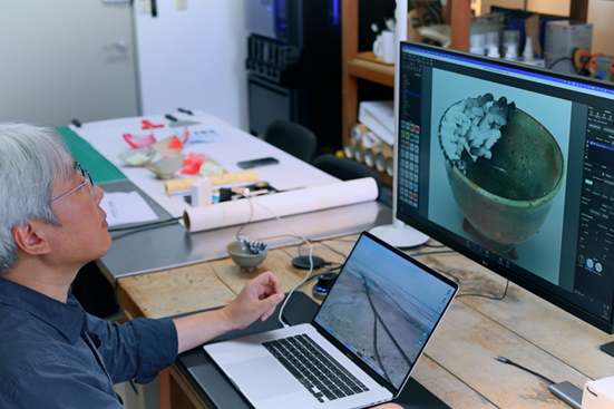 Professor Ahn Sung-mo uses KeyShot to design the needed pieces of the ceramic.