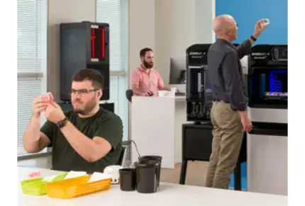dental-lab-techs-working-in-a-clean-safe